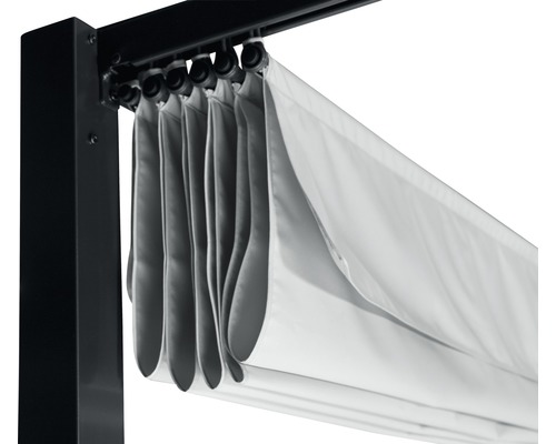 Detailaufnahme einer Pergola mit Textilvorhang