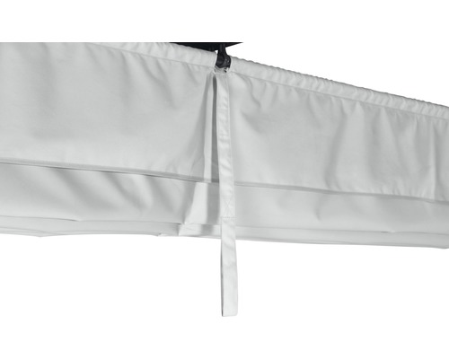 Detailansicht eines weißen Markisenstoffes mit Halteband