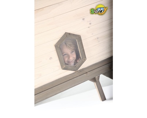 Gros plan d''une cabane en bois avec un enfant regardant par une fenêtre et le logo Sunny