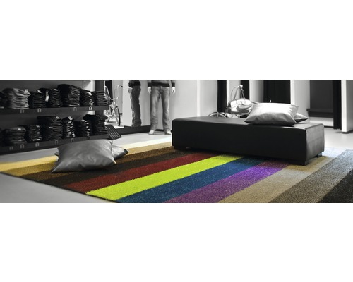 Intérieur avec tapis rayé, banc et coussins