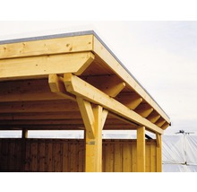 Detailansicht eines Holzcarports mit Pfosten und Dachkonstruktion