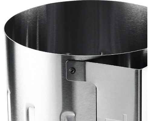 Detailansicht eines Holzkohlegrill-Anzündkamins aus Metall