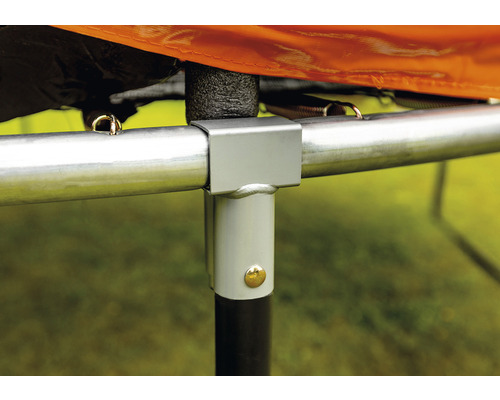 Gros plan d''un trampoline avec cadre métallique et ressorts