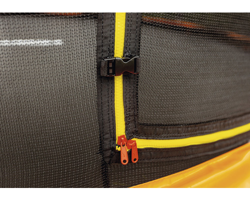 Gros plan d''un filet de sécurité pour trampoline avec fermeture éclair et boucle