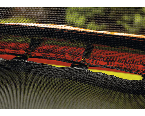 Detailaufnahme eines Trampolinnetzes mit Befestigung