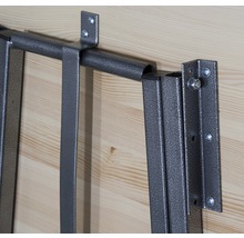 Detailansicht eines Stahlregals mit Wandbefestigung