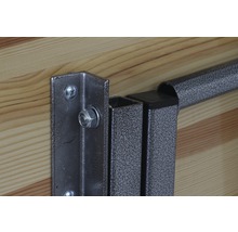 Detailansicht einer Metallhalterung an einer Holzoberfläche