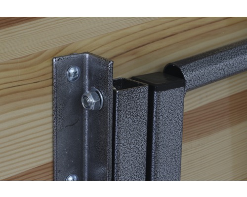 Detailansicht einer Metallhalterung an einer Holzoberfläche