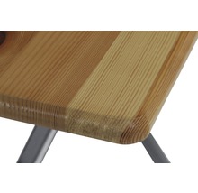 Detailansicht einer Tischplatte aus Holz mit Metallbeinen