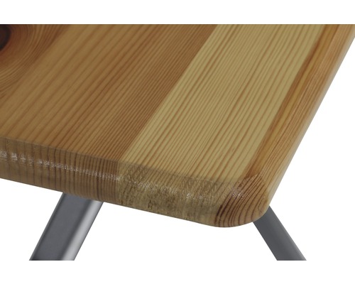 Detailansicht einer Tischplatte aus Holz mit Metallbeinen