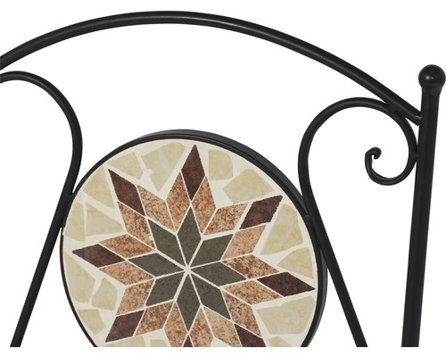 Detailansicht eines Gartentisches mit Mosaikmuster und Metallgestell