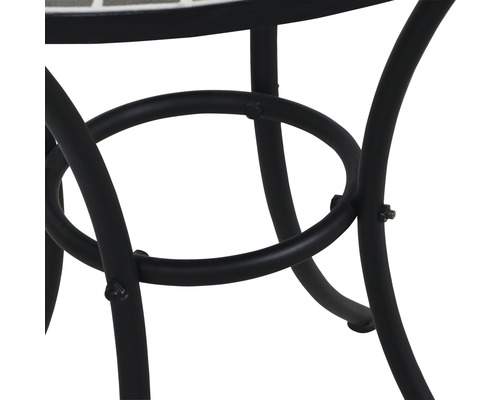 Vue détaillée du cadre métallique d''une table de jardin