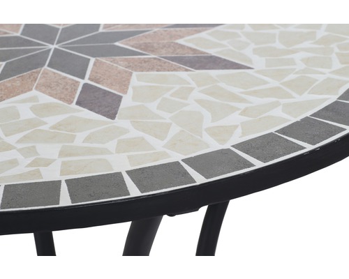 Vue détaillée d''une table de jardin avec motif en mosaïque