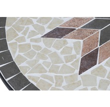 Detailansicht einer Tischplatte mit Mosaikmuster