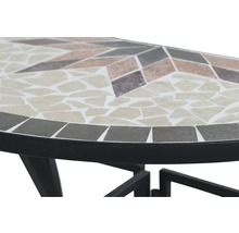 Detailansicht eines Mosaiktisches mit Metallgestell für den Außenbereich