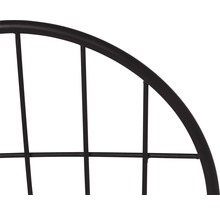 Detailansicht eines schwarzen Metallgitterbogens