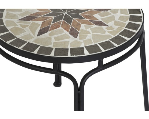 Detailansicht eines Beistelltisches mit Mosaikplatte und Metallgestell