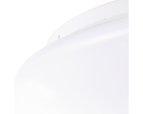 Detailansicht einer weißen Deckenleuchte