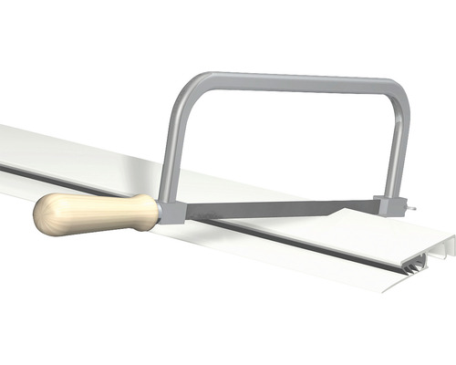 Scie à main coupant un profilé d''étanchéité