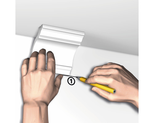 Eine Person markiert eine Zierleiste mit einem Bleistift an der Wand.