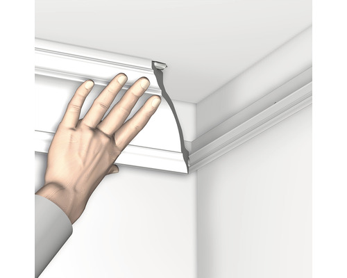 Anbringen einer Zierleiste an einer Zimmerdecke.