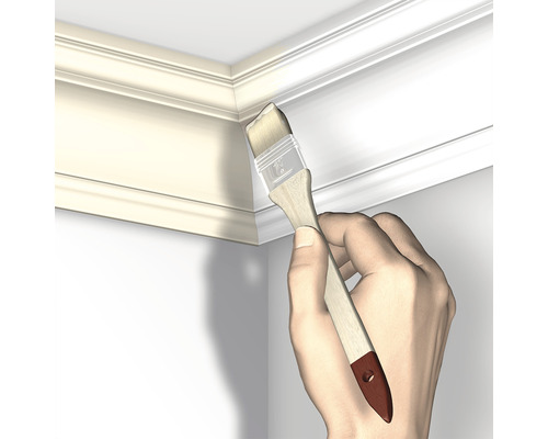 Eine Person streicht eine Zierleiste mit einem Pinsel.