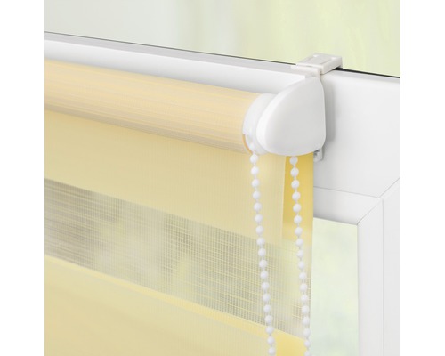 Gelbes Doppelrollo mit Kettenzug am Fenster