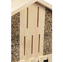 Vue détaillée d''un hôtel à insectes en bois avec tubes de bambou et fentes