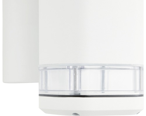 Detailansicht einer weißen Außenleuchte mit Bewegungsmelder