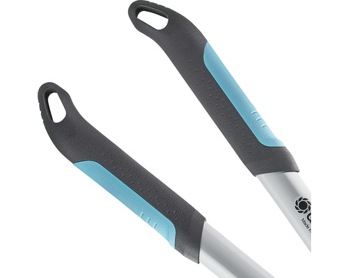 Gros plan sur les poignées d''outils de jardin avec trous de suspension.