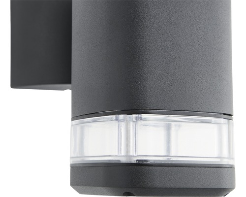 Gros plan d''une applique murale extérieure grise avec diffuseur transparent