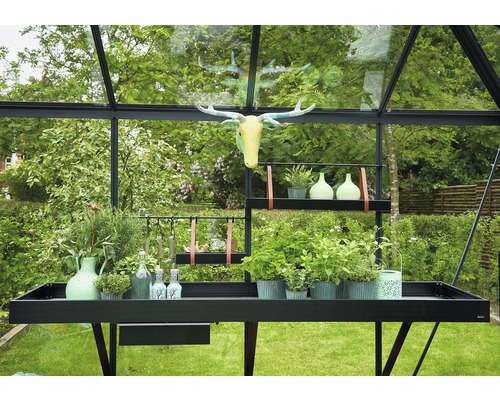 Serre avec table et décoration dans le jardin