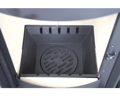 Brennraum eines Kaminofens mit Gusseisenrost