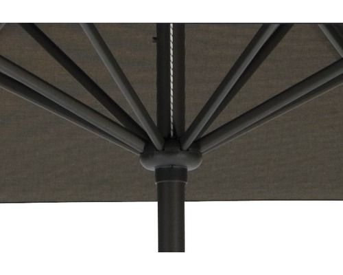 Detailansicht eines Sonnenschirms mit Metallgestell und Stoffbespannung