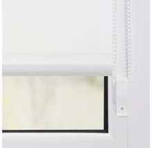 Weißes Rollo am Fenster mit Kettenzug