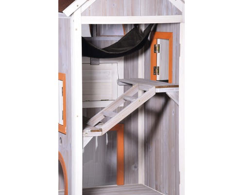 Vue intérieure d''une cabane de jeu avec échelle et hamac