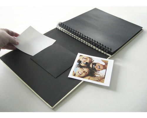 Offenes Fotoalbum mit Spirale und schwarzen Seiten