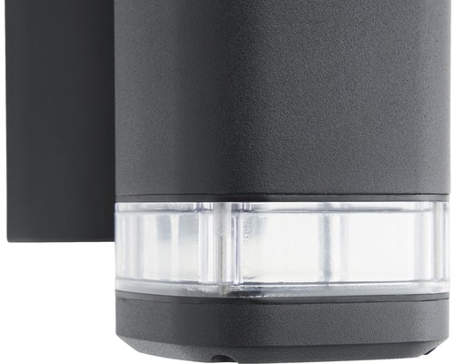 Nahaufnahme einer schwarzen Aussenwandleuchte mit transparentem Lampenschirm.