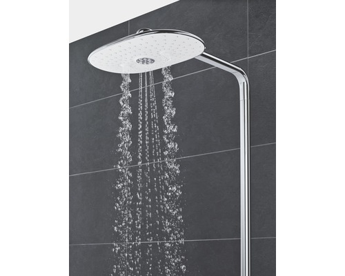 Aufnahme einer Duschgarnitur mit Regenbrause und fließendem Wasser.