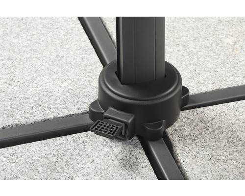 Detailansicht eines Sonnenschirmständers aus Steinplatten