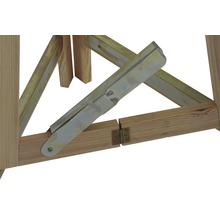 Detailansicht eines Holzbockes mit Metallbeschlägen und Scharnieren.