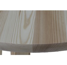 Detailansicht eines Holzmöbelstücks, das die Maserung hervorhebt