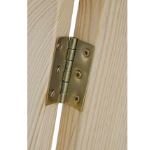 Metallscharnier an einer Holztür befestigt