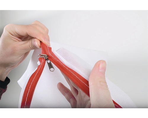 Nahaufnahme eines Wäschebeutels mit Reißverschluss