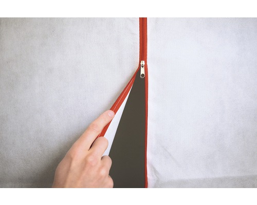 Kleidersack mit Reißverschluss wird geöffnet