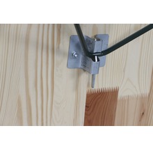 Support métallique pour fixer un tuyau à un mur en bois