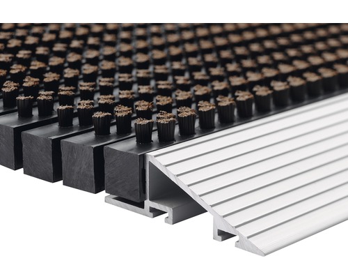 Detailaufnahme einer Eingangsmatte mit Bürstenleisten und Aluminiumprofil