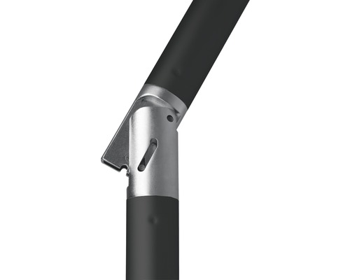 Detailaufnahme einer Sonnenschirmstange mit Metallverbindungselement.