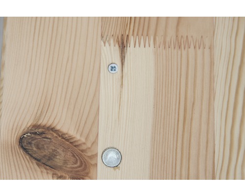 Holzplatte mit Fingerzinkenverbindung und Schrauben
