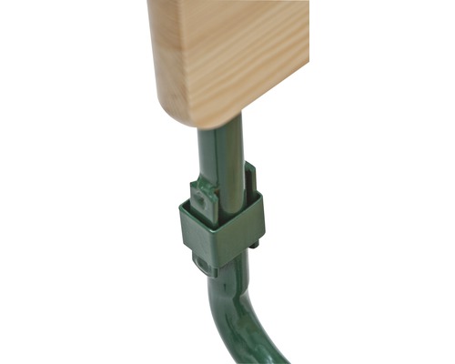 Detailansicht eines Holzbeins mit grünem Metallrahmen